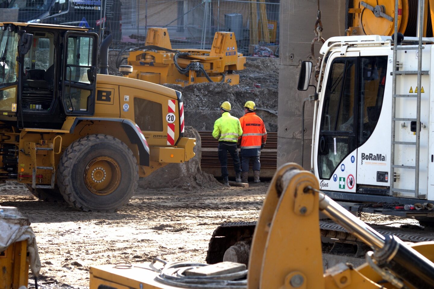 mieszadła do betonu – rodzaje, zastosowanie, dobór i praktyczne wskazówki przy mieszaniu zapraw oraz mas budowlanych