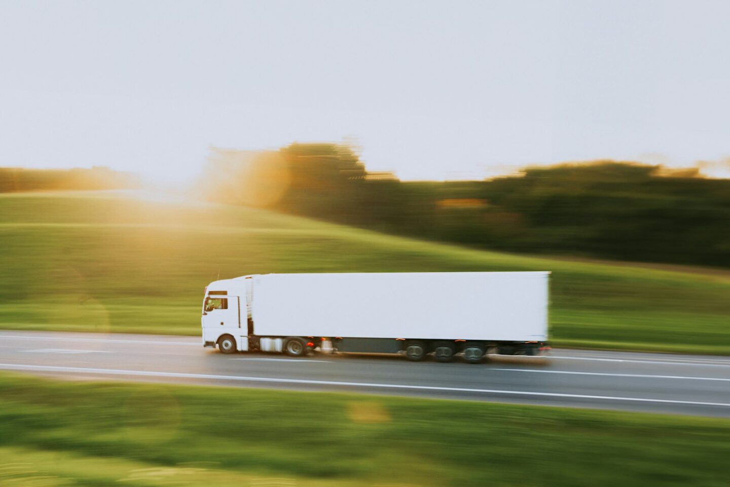 Transport drogowy pod presją czasu – dlaczego terminowość dostaw staje się coraz trudniejsza?